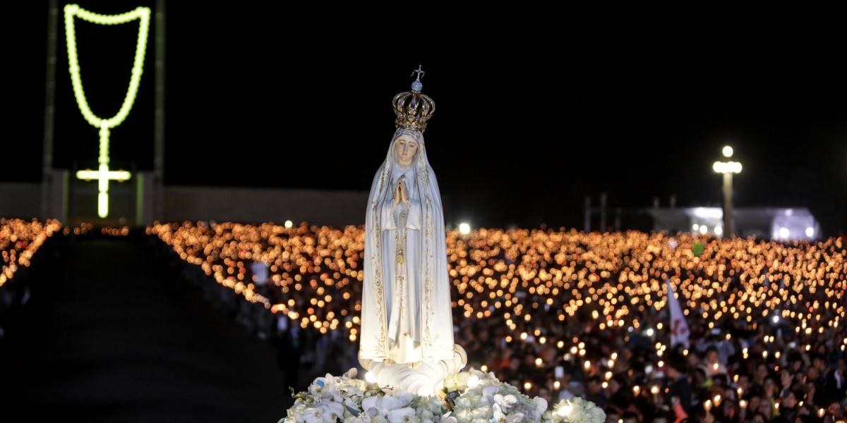 Trescientas mil personas se congregaron en la explanada del santuario durante la tradicional ceremonia de la bendición de las velas, a la que asistió el Papa.