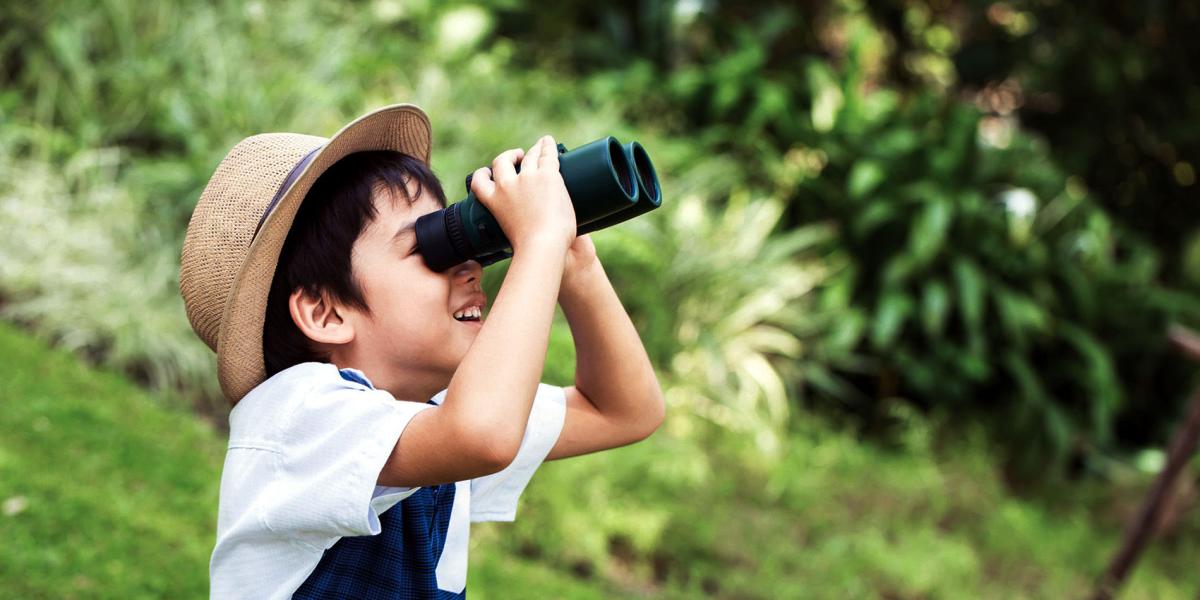 Según los expertos, la relación milenaria entre infancia y naturaleza les enseña a los pequeños a explorar, investigar, respetar y cuidar la biodiversidad.