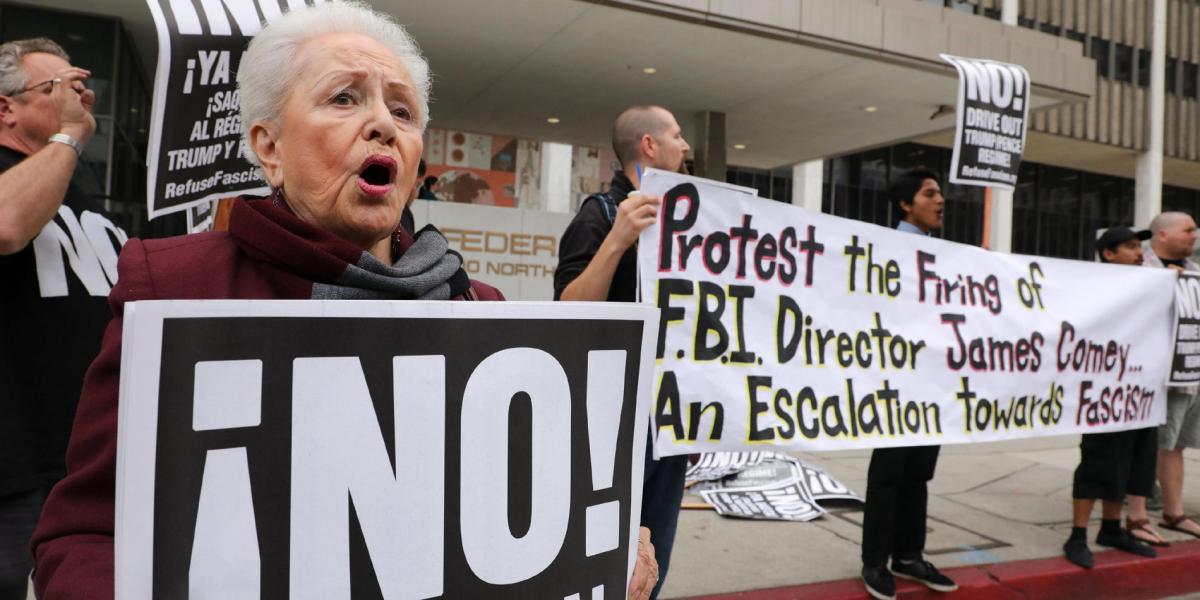 Manifestantes protestan contra el despido del director del FBI James Comey en Los Ángeles.
