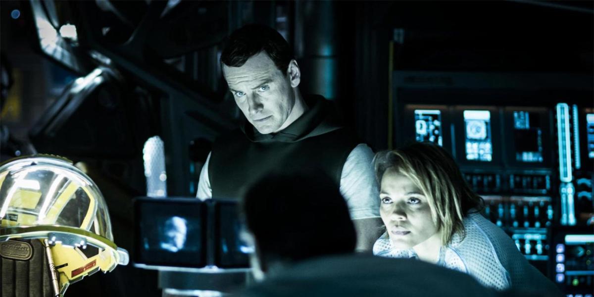 Michael Fassbender (de pie) interpreta un doble papel de androide y se convierte en el centro de la trama.