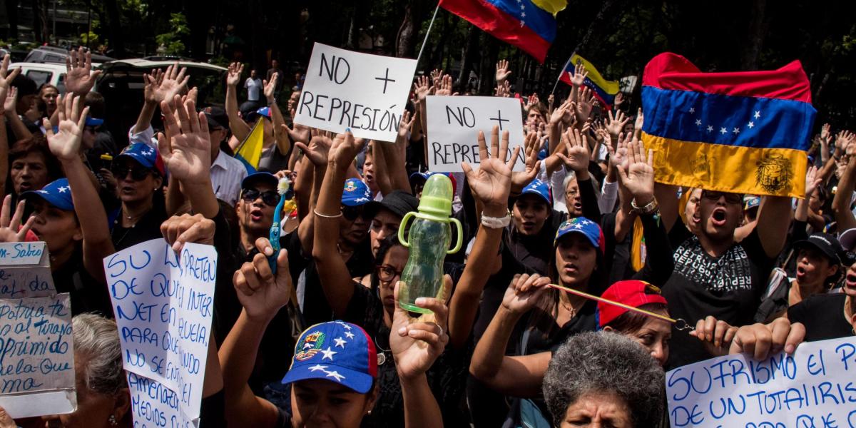 Miles de personas han asistido a masivas marchas en contra del gobierno de Nicolás Maduro.