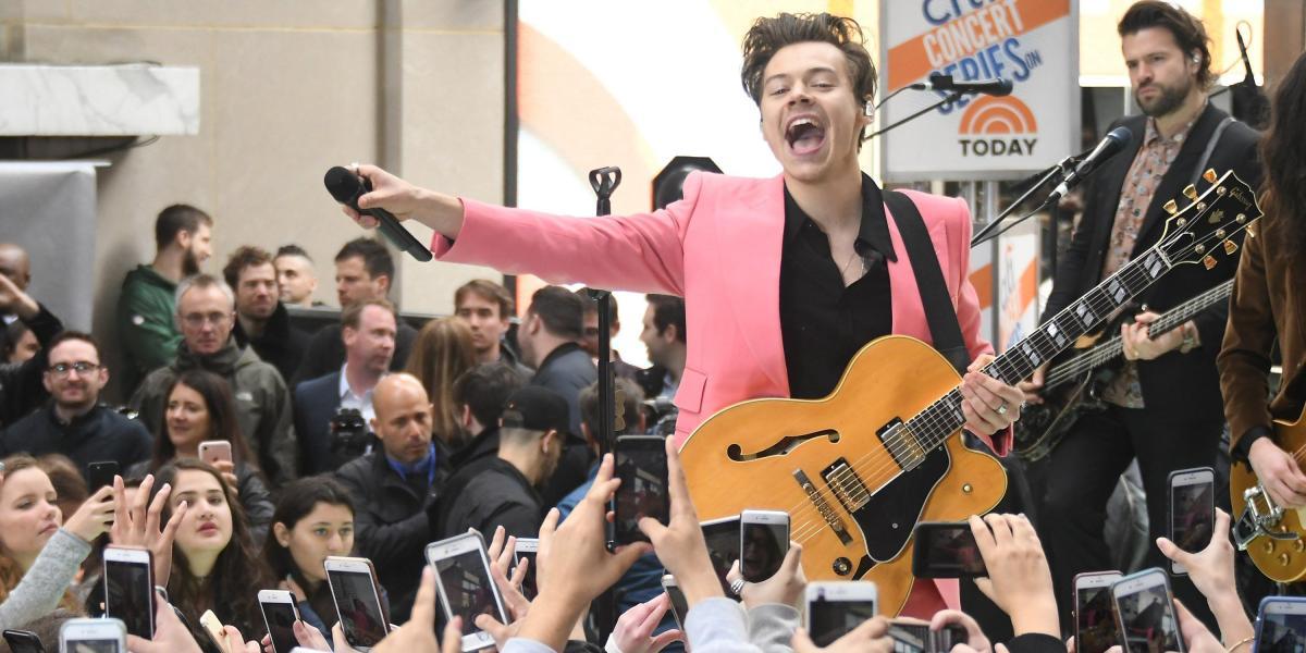 Cantante británico Harry Styles presenta álbum en solitario