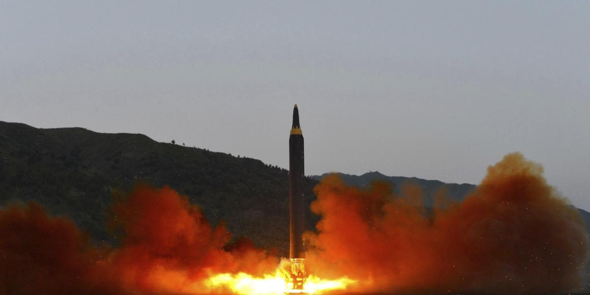 Momento en que Corea del Norte lanza un nuevo tipo de misil.
