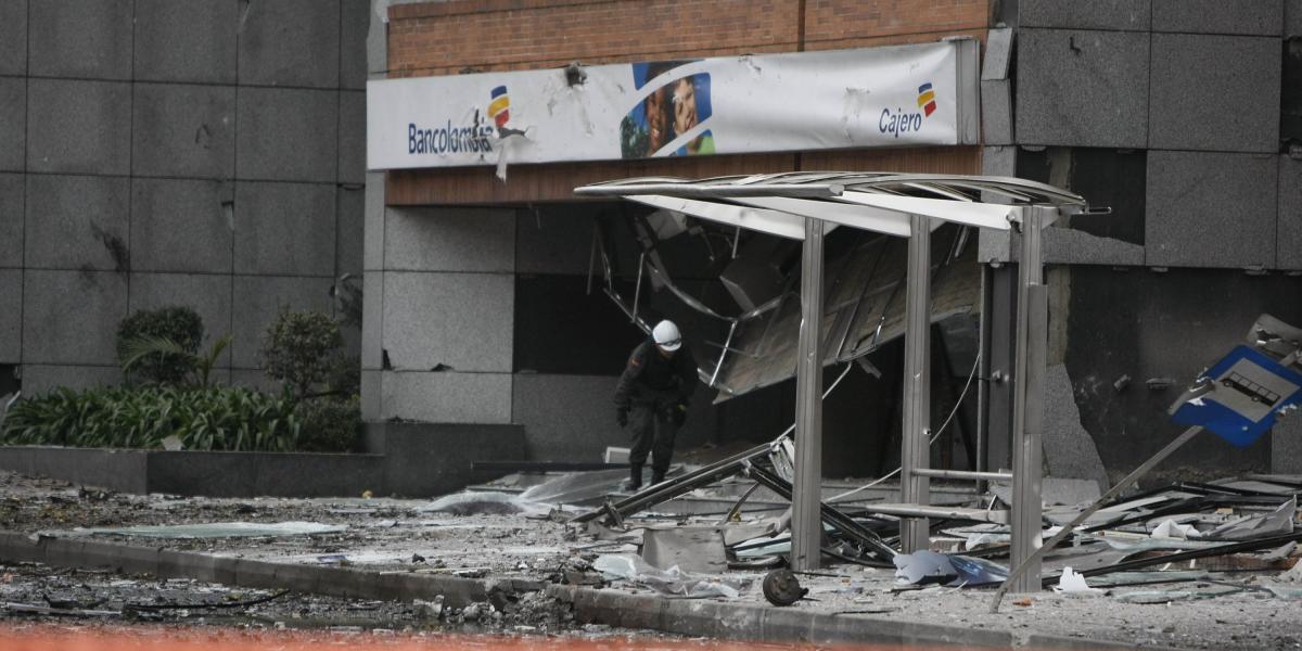 El carro bomba fue detonado en las instalaciones en frente del edificio de Caracol Radio el 12 de agosto del 2010.