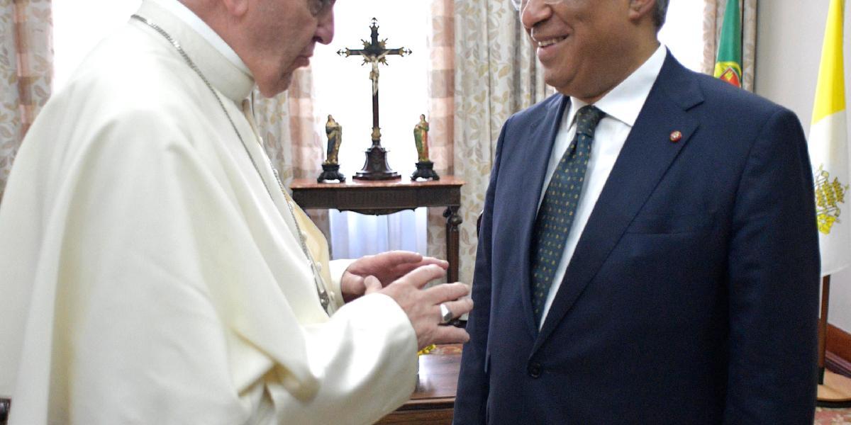 El papa Francisco habla con el primer ministro portugués, António Costa, en el santuario de Nuestra Señora de Fátima, en Portugal.