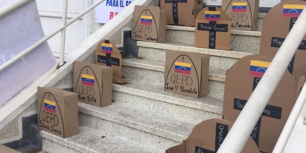 Frente a las instalaciones del Consulado de Venezuela fueron puestas lápidas de cartón y pancartas con algunos de los nombres de las personas que han muerto en medio de las movilizaciones.