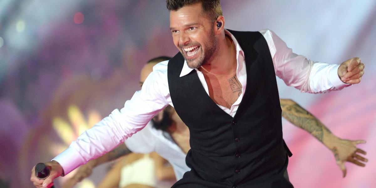 El cantante boricua Ricky Martin anunció en 2016 su compromiso con el árabe Jwan Yosef. En una entrevista en el show de Ellen DeGeneres, el cantante contó que su novio le había pedido matrimonio.