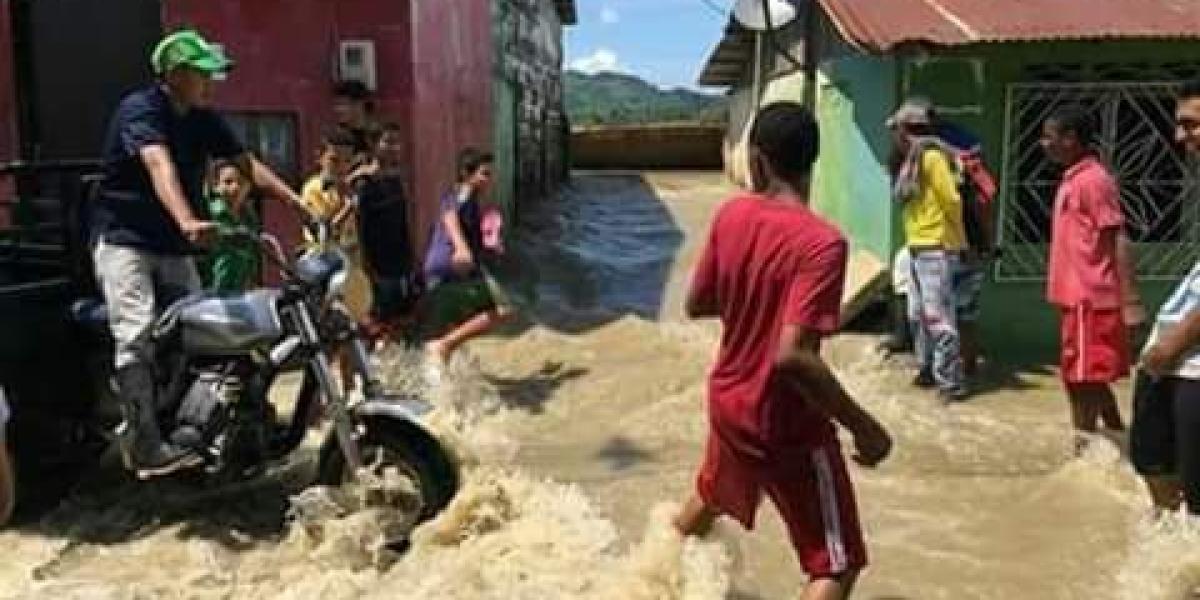 En la madrugada de hoy marte, el río Cauca comenzó a inundar la cabecera municipal de Guaranda en la región de la Mojana sucreña.