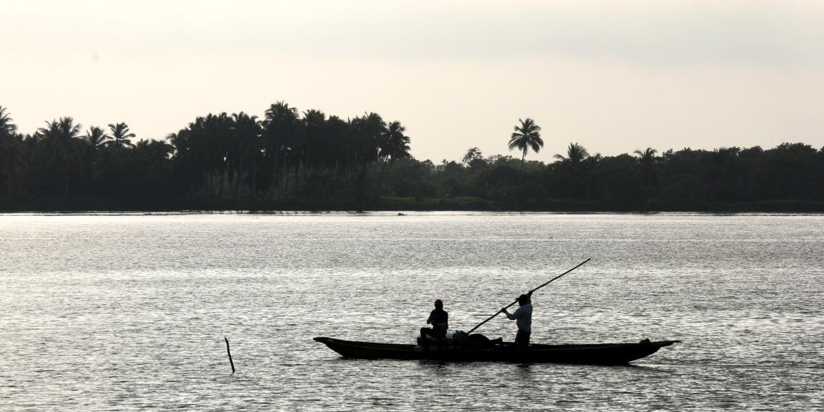 Pescadores de los alrededores de la Avenida del río en el centro de Barranquilla subsisten gracias al río Magdalena.