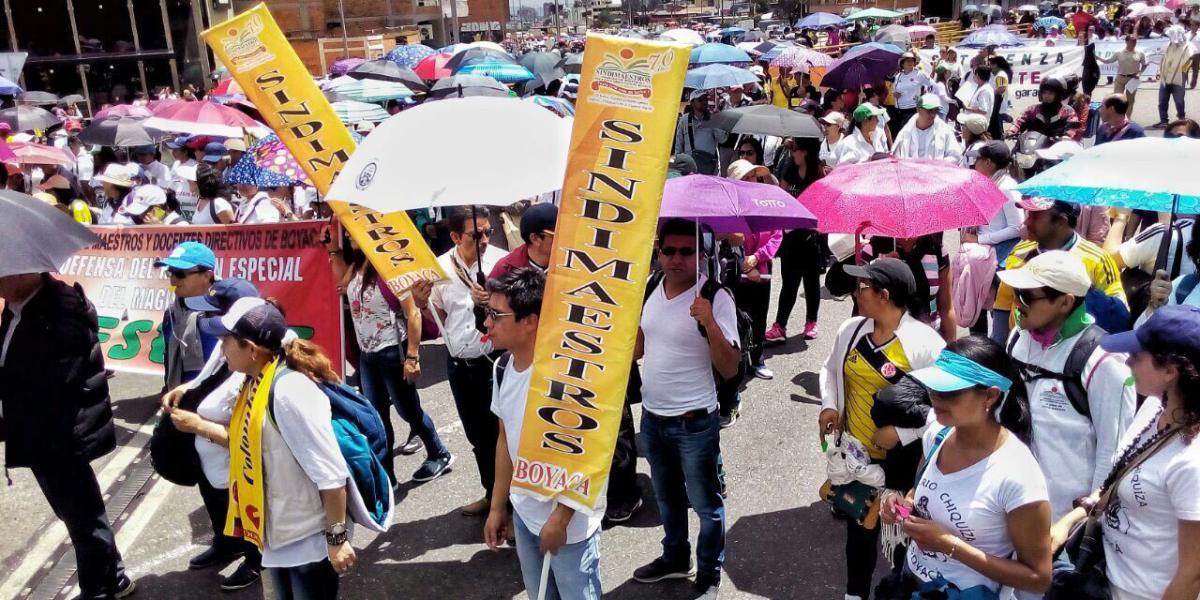 Más de 350 mil profesores marchan en Bogotá en jornadas de protestas. En otras ciudades de Colombia, también se han unido.