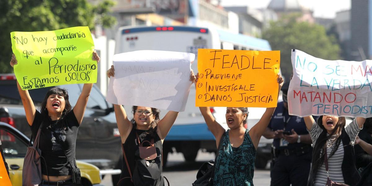 Manifestantes salieron a protestar ayer en rechazo al asesinato del periodista Javier Valdez y otros comunicadores en México.