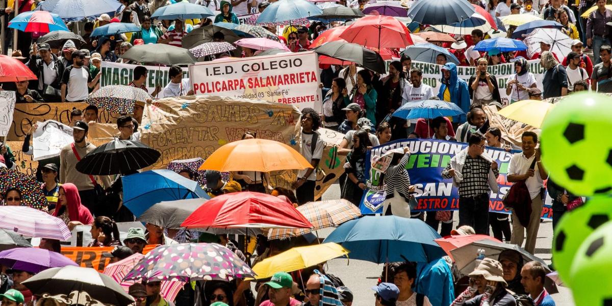 En medio de un día soleado, unos 60.000 maestros marcharon ayer en Bogotá.