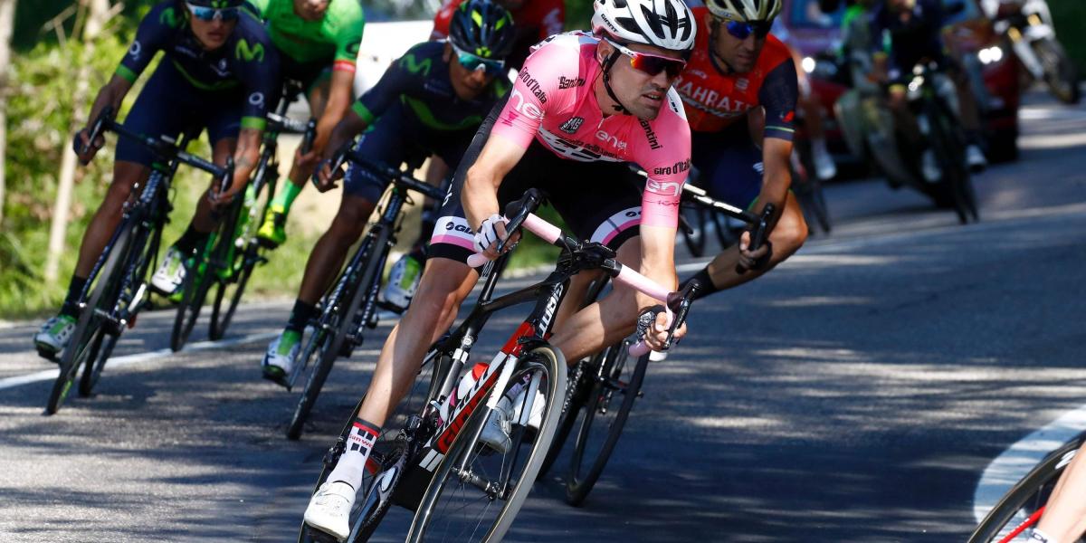 Jornada agitada en el Giro de Italia, en la que el líder holandés Tom Dumoulin se empleó a fondo y se desgastó, pero no tuvo problemas para defender la 'maglia' rosa.