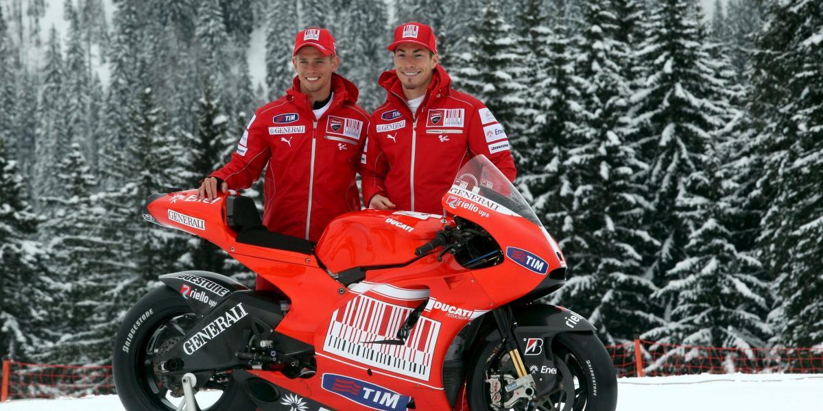 El motociclista Nicky Hayden (izq.) fue atropellado por un carro cuando montaba en bicicleta en la región de Rimini (Italia). Su estado es grave. En la imagen de archivo aparece con Casey Stoner en el 2010, cuando fue presentado por el equipo Ducati.