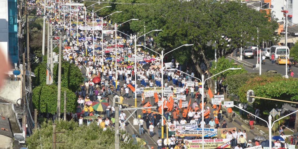 Centenares de ciudadanos atendieron el llamado a movilizarse por las calles del puerto petrolero.