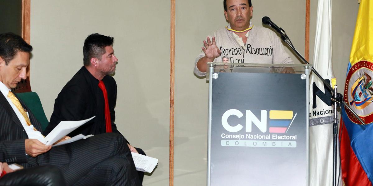 Interesados en revocatoria del mandado hablando en una audiencia del CNE