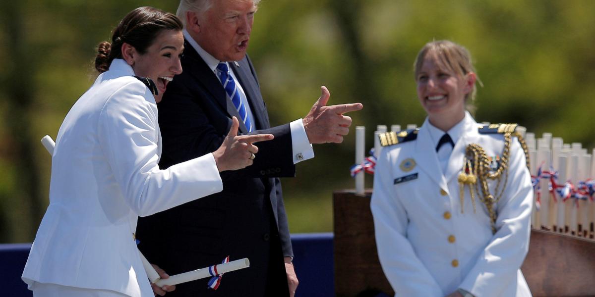 Donald Trump se quejó del trato que recibe como mandatario durante una promoción de nuevos cadetes de la Guardia Costera.