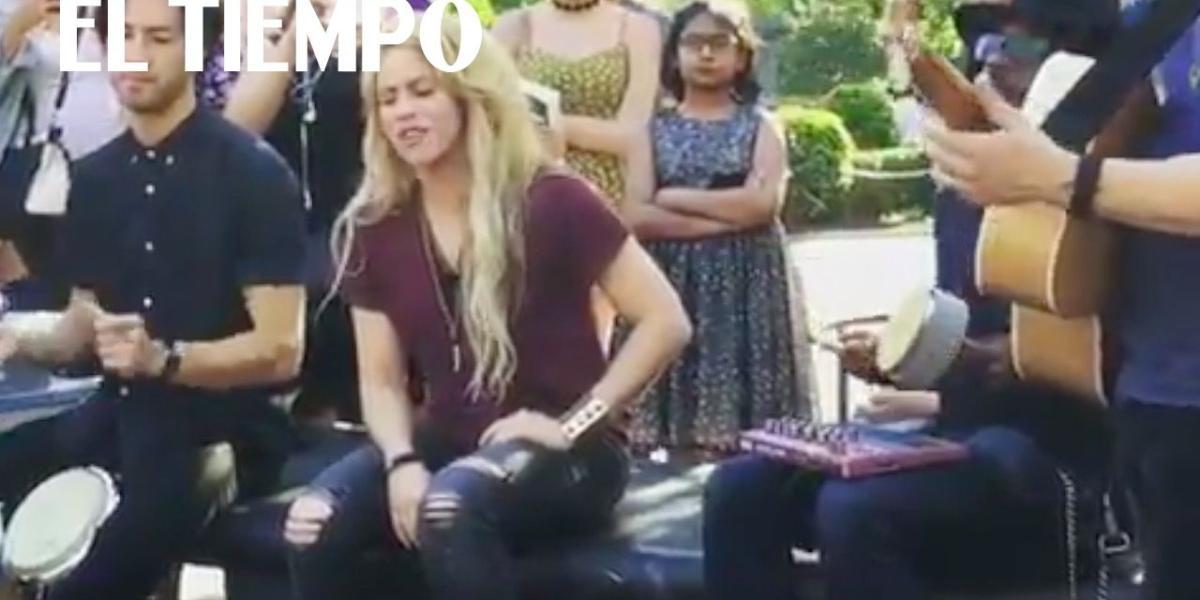 Shakira sorprende con 'Chantaje' a transeúntes en Nueva York