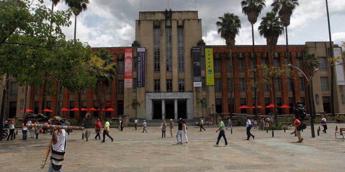 El Museo de Antioquia, ubicado en el centro de la ciudad, fue inaugurado en 1881 con un estilo art decó, que tiene como elementos formas geométricas y líneas simples y rectas.