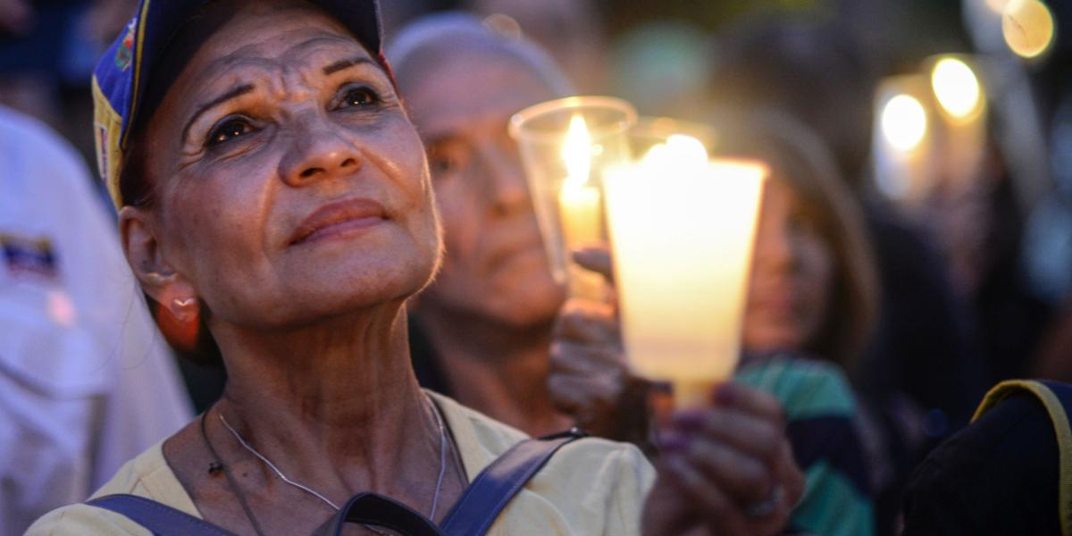 El miércoles, varias personas se concentraron, con velas encendidas, para rendir homenaje a los muertos en las protestas.