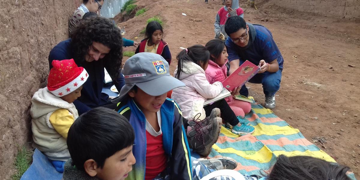 Organización francesa que hace biblioteca de calle en los cerros de Cuzco.