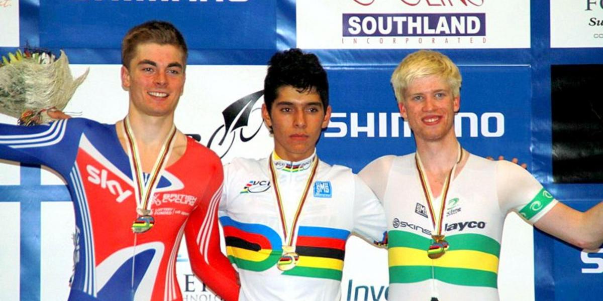 Fernando Gaviria (centro), su primero oro en un Mundial, campeón del ómnium como juvenil en Nueva Zelanda 2012.