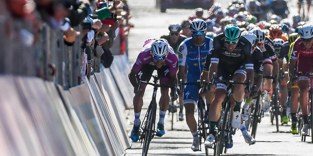 Fernando Gaviria logró su  cuarta victoria en el Giro tras imponerse en el embalaje en la etapa entre Reggio Emilia y Tortona.