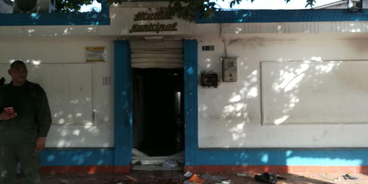Este asalto contra la sede de la Alcaldía de Puerto Santander dejó una estela de destrucción en sus instalaciones y un saldo de tres heridos.