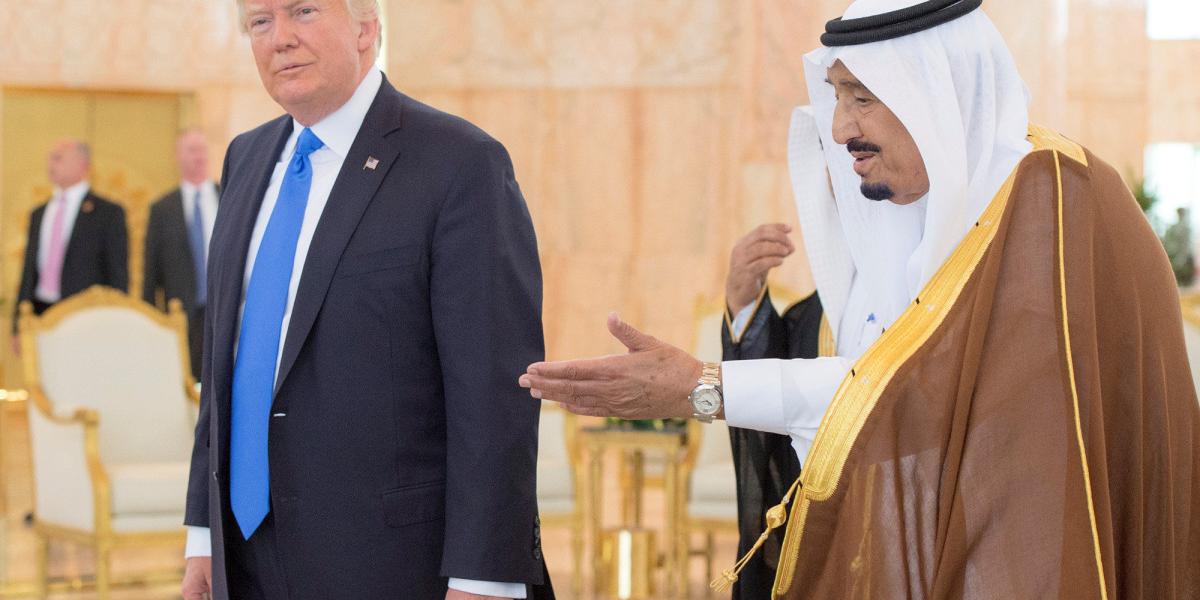 El presidente de EE. UU, Donald Trump es recibido por el rey Salman bin Abdulaziz.
