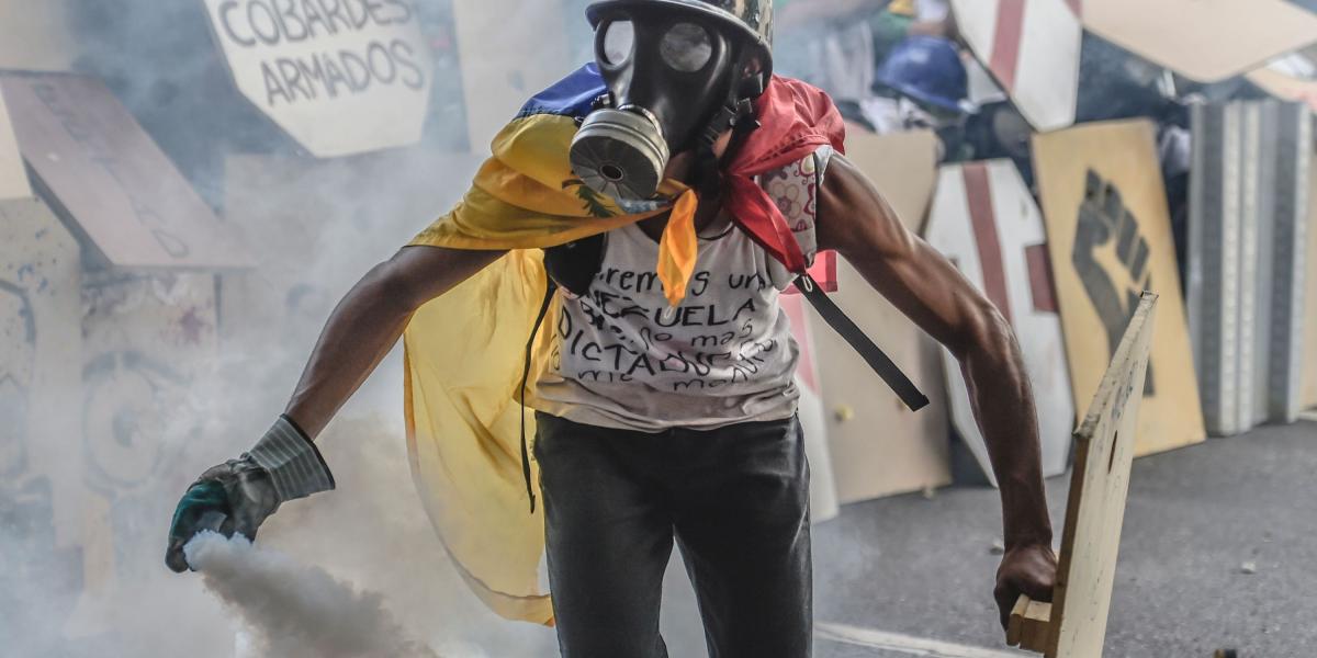 Un hombre se protege con una máscara antigases en medio de las protestas recientes en Caracas.