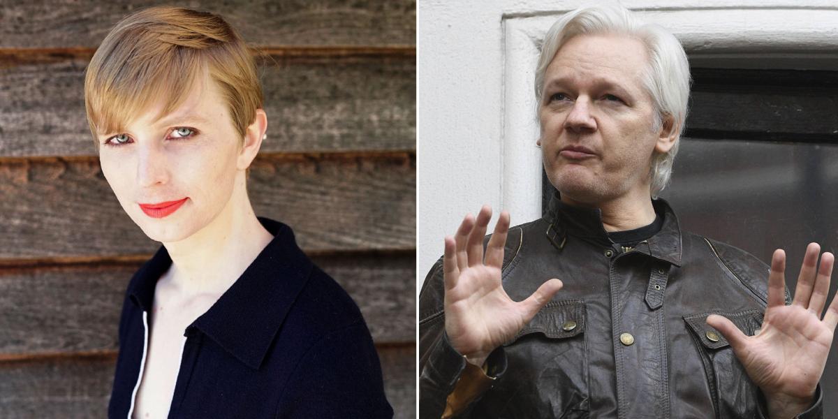 Chelsea Manning (izq.) publicó en las redes sociales su nueva imagen. Julian Assange (der.), durante una rueda de prensa, en la embajada de Ecuador en Londres,