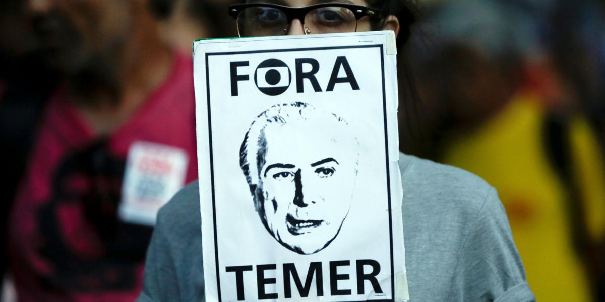Mujer protesta para exigir la salida del presidente de Brasil, Michel Temer, en Manaus.
