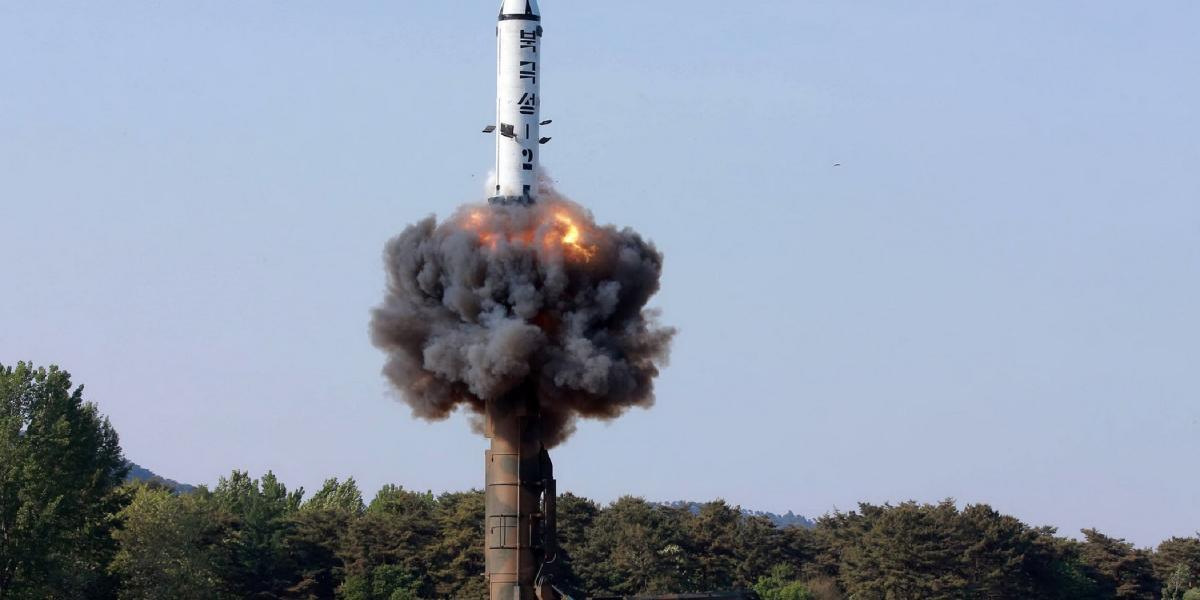 La agencia oficial norcoreana de noticias (KCNA, por sus siglas en inglés) reveló que el misil balístico estratégico de alcance medio-largo Pukguksong-2 fue lanzado en una prueba de fuego.