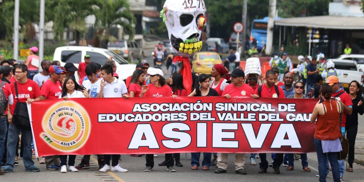 Un grupo de maestros, que se mantienen en paro, bloqueó este lunes de manera intermitente la vía Cali-Buenaventura.