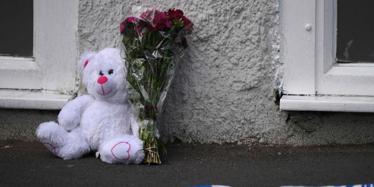 Un tributo floral y un oso de peluche muy cerca del lugar del ataque terrorista en el concierto Ariana Grande, en el Manchester Arena.