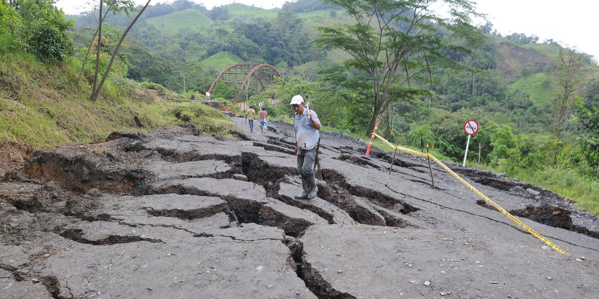 La activación de un falla geológica destruyó parte de la vía que conduce a Otanche, Boyacá. La administración municipal anuncia que harán una vía provisional.