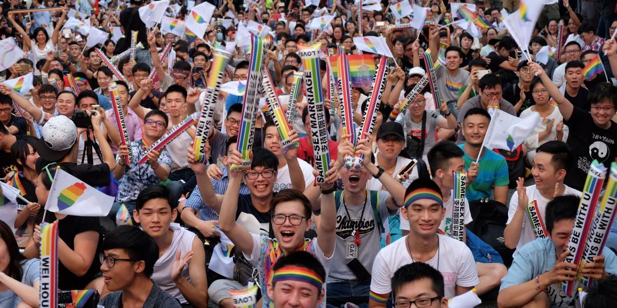 Ciudadanos celebran este miércoles el respaldo de la Corte al matrimonio igualitario, en Taiwán.