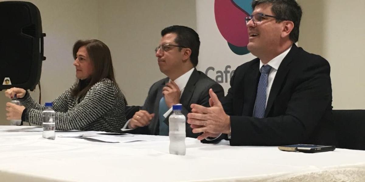 De izquierda a derecha: la liquidadora, Ángela M. Echeverri; el superintendente de Salud, Norman J. Muñoz; y el presidente de Cafesalud, Luis G. Echeverri.