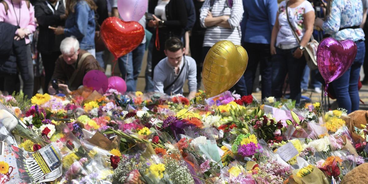 Las familias de las víctimas del atentado en Mánchester lloran a sus seres queridos. Las autoridades ya identificaron a todas las víctimas.