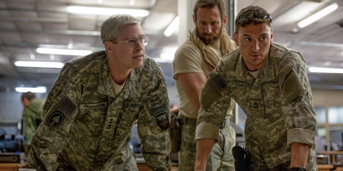 Brad Pitt (izquierda) es un soldado con experiencia que tiene que lidiar con otras dinámicas de un conflicto armado en Afganistán.