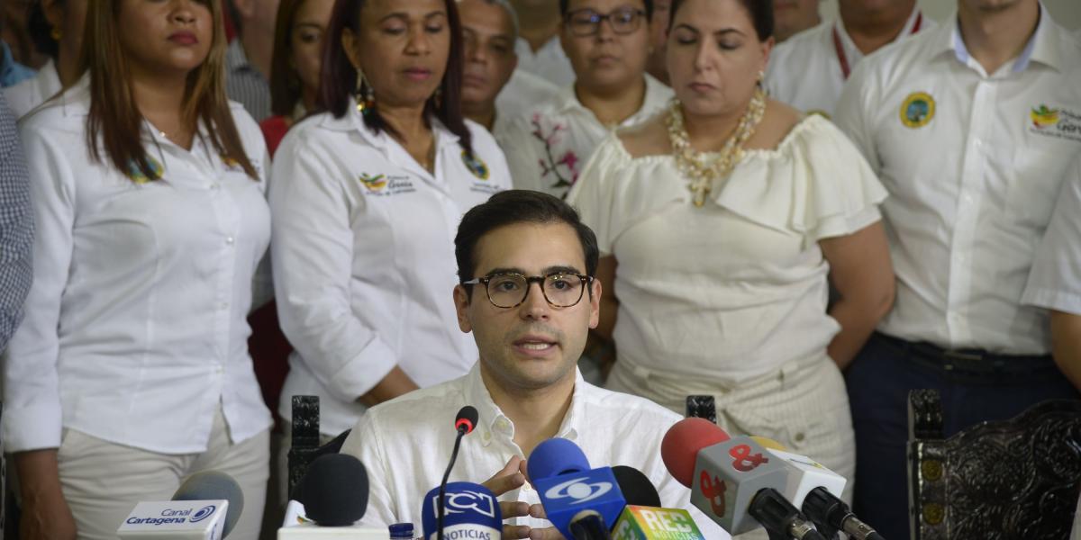 Sergio Londoño Zurek, alcalde (e.) de Cartagena rodeado de su gabinete de gobierno