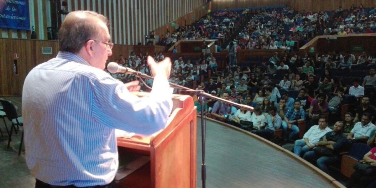 El exjefe del equipo negociador del Gobierno en La Habana, se dirigió a estudiantes de la UIS.