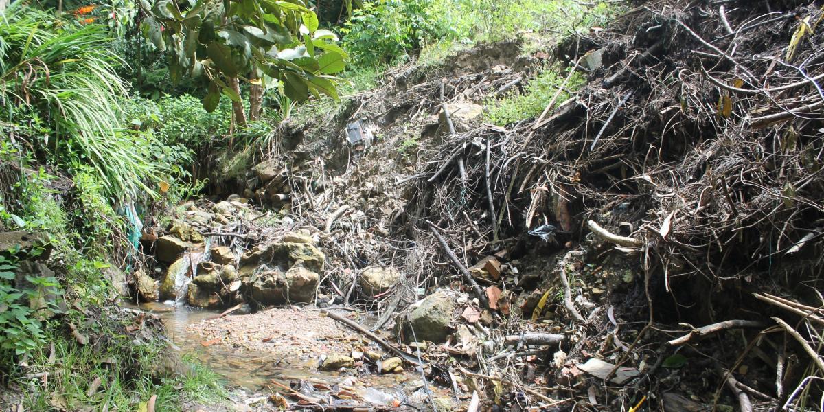 Debido a las fuertes lluvias, la montaña de escombros sufrió un derrumbe que sepultó parte de la quebarada Puente Piedra y amenaza con afectar varias de las instalaciones de la EPE.