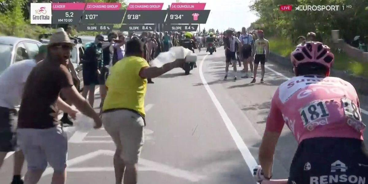 En el momento de lo ocurrido, el ciclista holandés perdía 17 segundos con el grupo de Nairo Quintana.