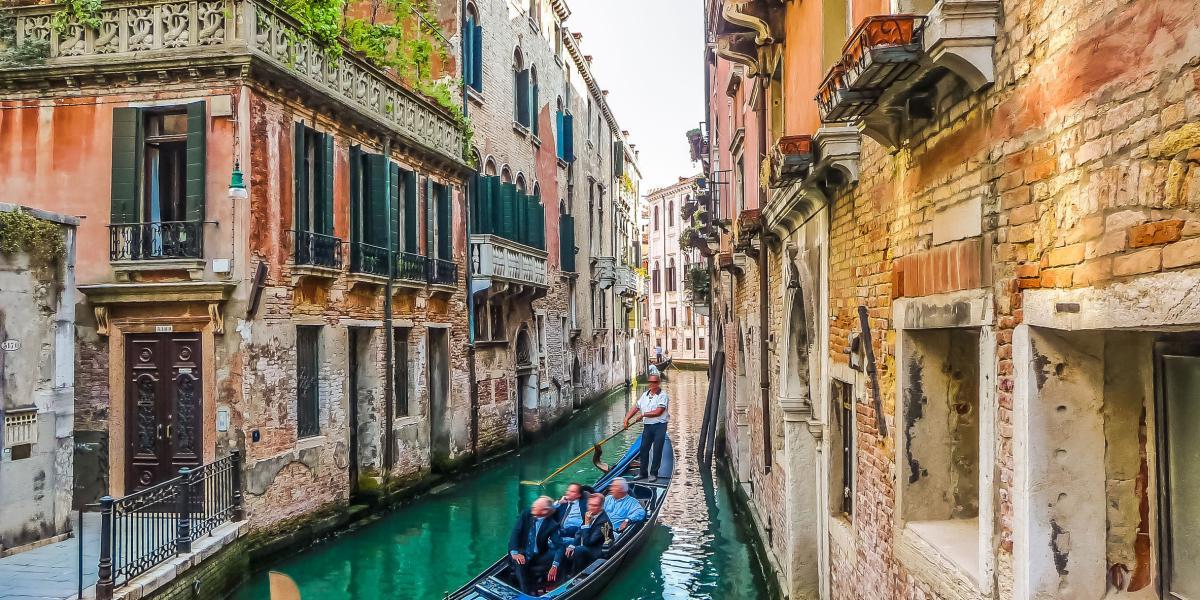 En Venecia, Italia, debido al exceso de turistas, se implementará una serie de estrictas medidas que regulen el ingreso de los viajeros  para así detener el deterioro de los monumentos.