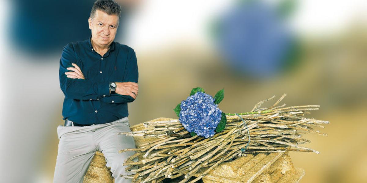 Álvaro Vásquez fabrica estibas de tallos de las flores de hortensia.