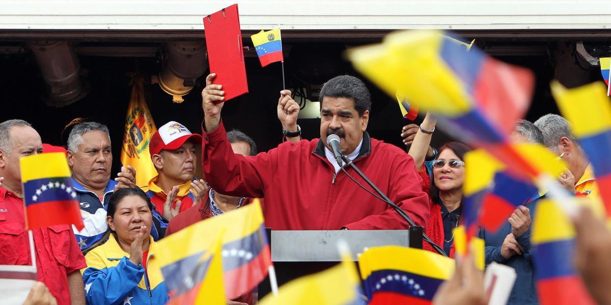 Mientras Estados Unidos estrecha el cerco, Maduro insiste en convocar una asamblea constituyente.