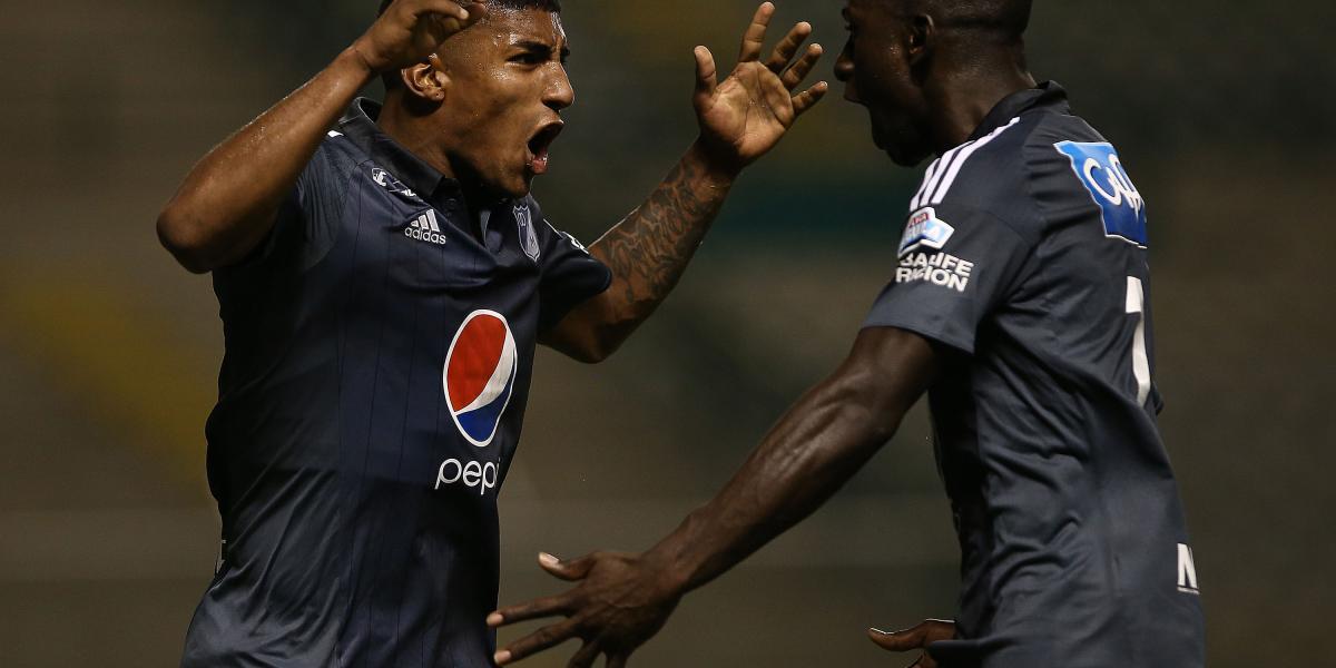 Hárold Santiago Mosquera (izq.) anotó el gol de Millonarios. En la foto, celebra con Déiver Machado.