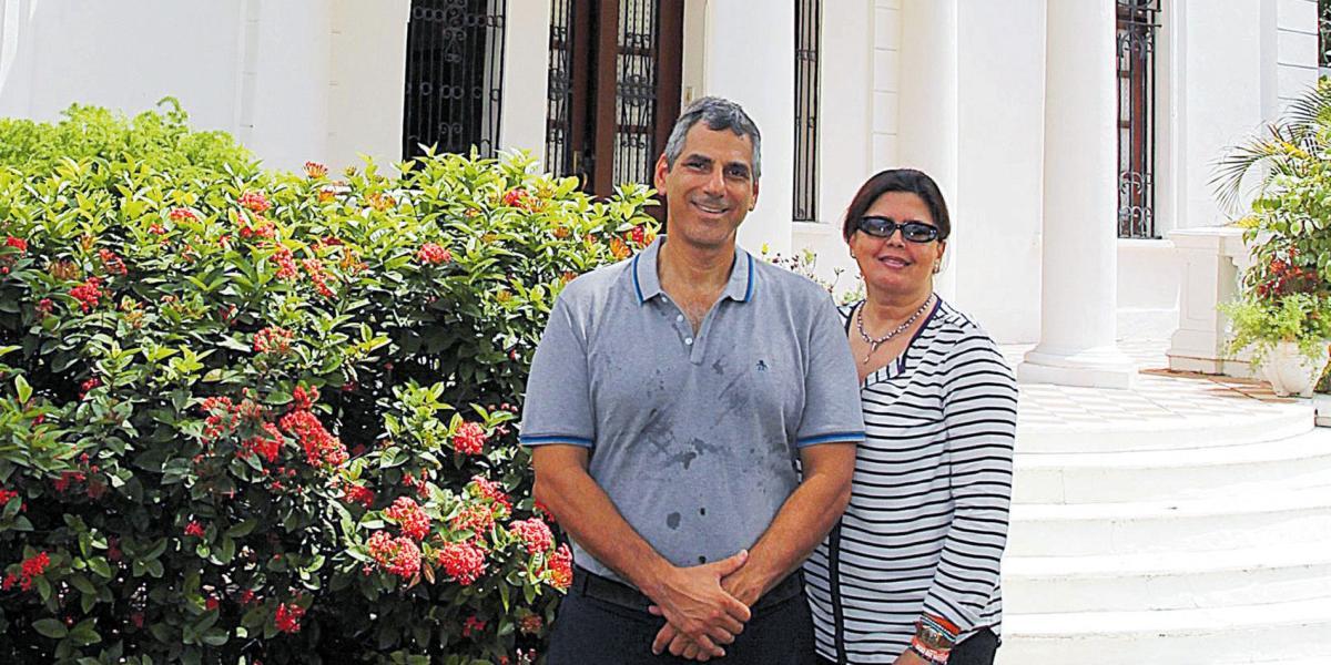 Diana Meyer y Enrique Yidi frente a una de las últimas mansiones que se conservan.