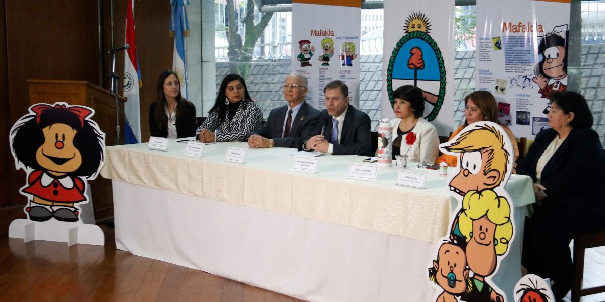 Presentación en la embajada argentina de Asunción del libro de Mafalda, traducido al guaraní.